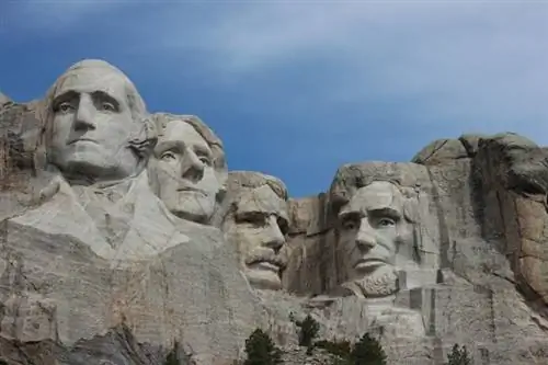 Puas pub dev nyob ntawm Mount Rushmore? (Hloov kho tshiab hauv 2023)