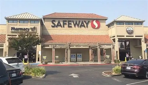 Pinapayagan ba ang Mga Aso sa Safeway? 2023 In-Store Pet Policy