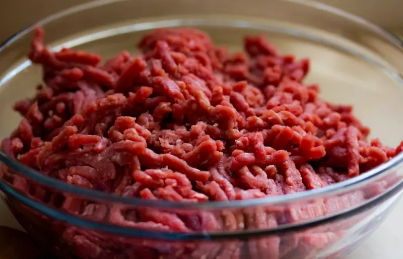 Ako variť alebo variť mleté hovädzie mäso pre psov: recepty schválené veterinárom & tipov