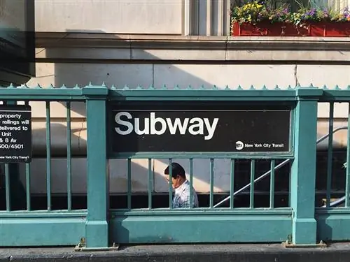 Er hunde tilladt på NYC Subway? Retningslinjer & Undtagelser